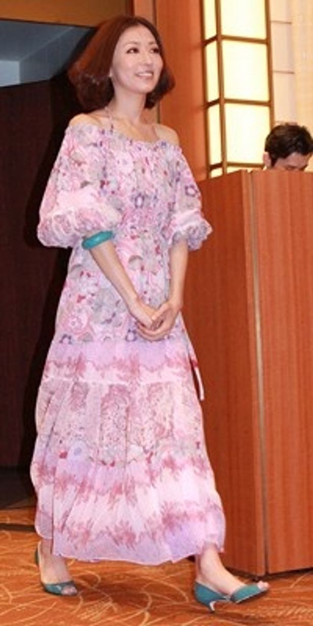 【写真】原作本出版記念のイベントでは、ナイナイ岡村の妻役で松雪泰子も登壇