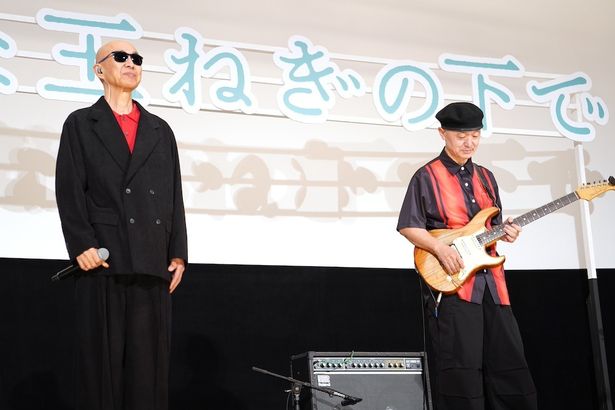 【写真を見る】爆風スランプが名曲「大きな玉ねぎの下で」を生演奏！