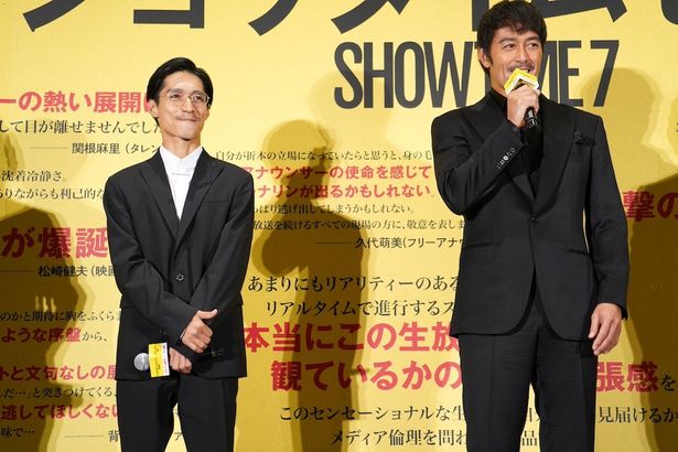  阿部演じる折本がオンエア中の「ショウタイム7」に乗り込み、犯人との緊急生中継を始める！