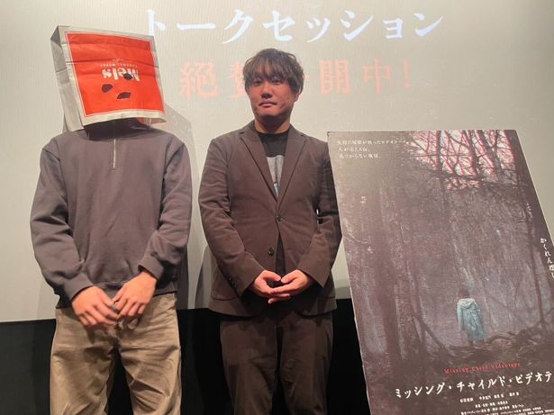 【写真を見る】紙袋姿で登壇のくるむあくむの恐怖の原点、近藤亮太作品の“VHS映像”の秘密が明らかに！