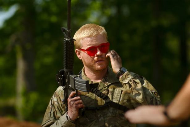 赤サングラスの兵士を演じたジェシー・プレモンスの演技も話題に