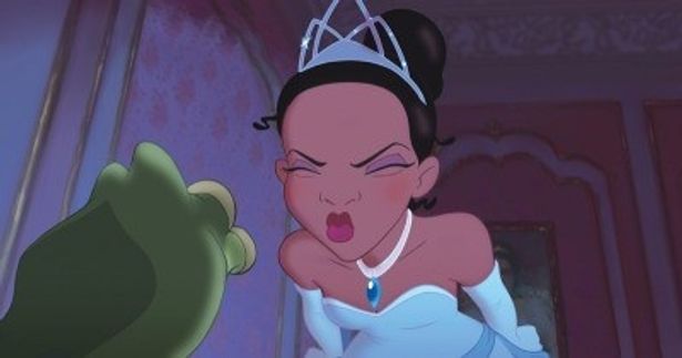 【写真】プリンセスが嫌そうな顔でカエルにキスをするところがリアル!?