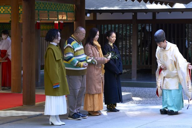 夫婦円満、学業成就のご利益で有名な乃木神社でご祈祷を受けるキャストたち