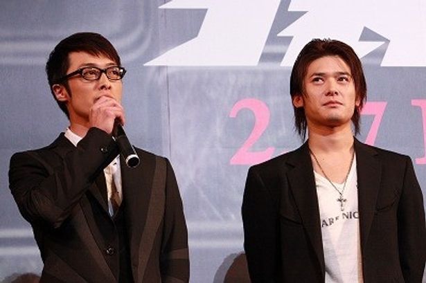 スタイリッシュなヤクザ役の和田聰宏(左)と、ドラマから続投で映画では刑事役の高岡蒼甫