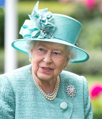 エリザベス女王、91歳で自ら運転は危なすぎる？