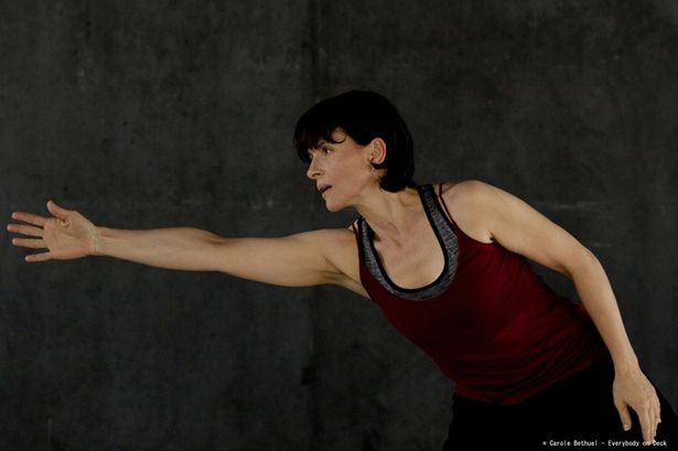 コンテンポラリーダンスの振付家リリアを演じるジュリエット・ビノシュも経験を生かしたしなやかな踊りを披露