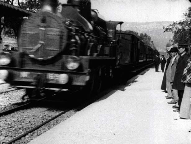 【写真を見る】ホームに入ってくる列車、それを待つ人々を捉えた『ラ・シオタ駅への列車の到着』
