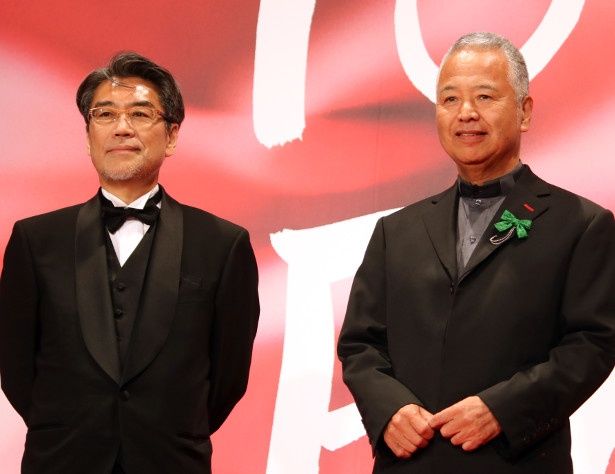 甘利明衆議院議員(右)とKADOKAWA代表取締役専務執行役員の井上伸一郎