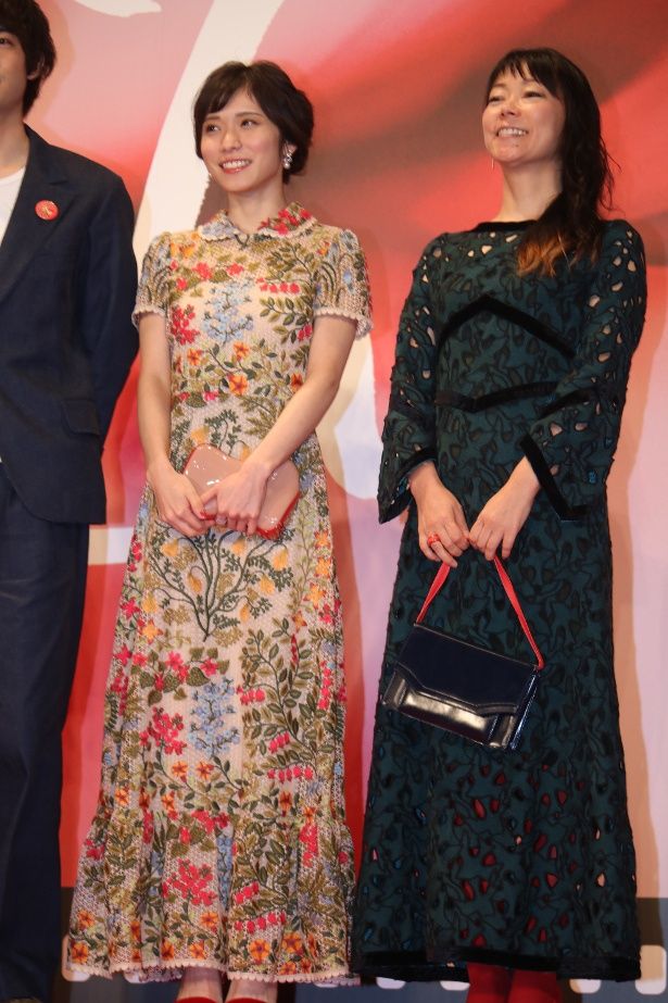 松岡茉優は、花柄の刺繍が入ったドレス