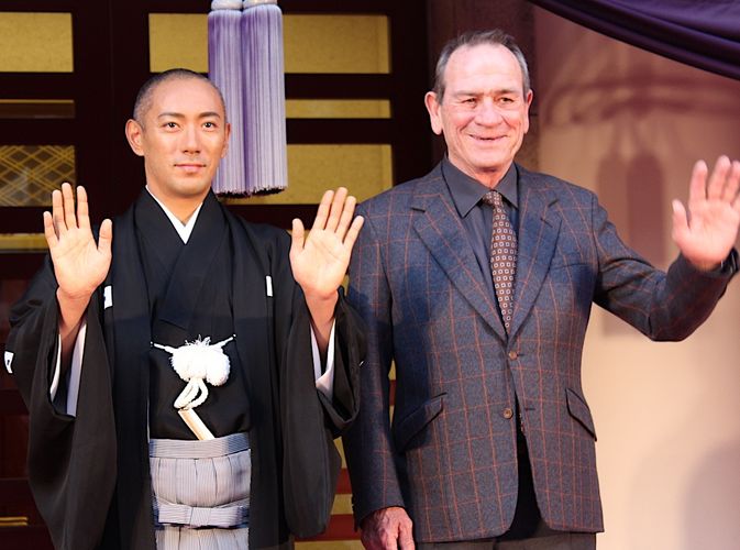 市川海老蔵、歌舞伎座でトミー・リー・ジョーンズと握手！歌舞伎の楽しみ方を伝授