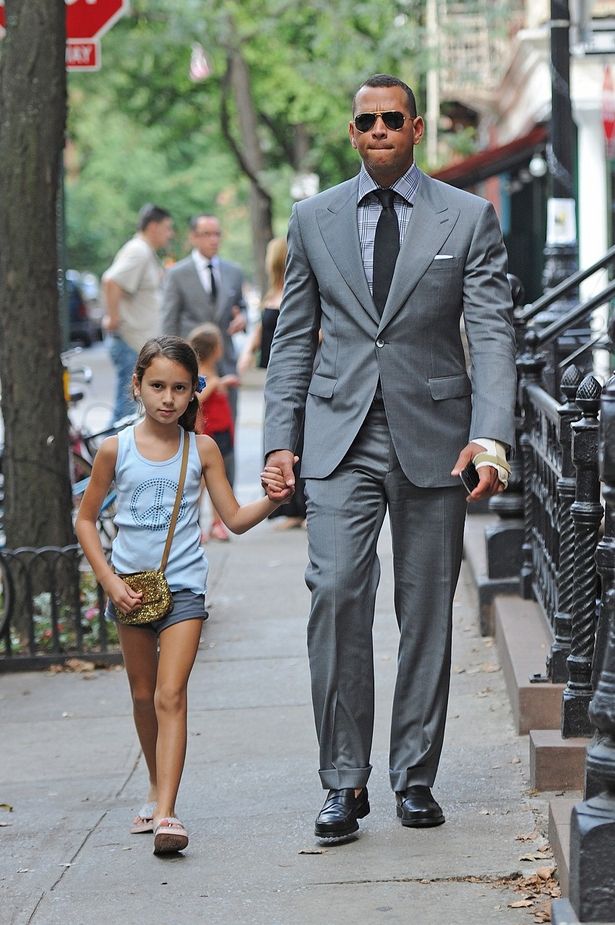 娘と手を繋いで歩く姿は元プロ野球選手ではなく父親そのもの