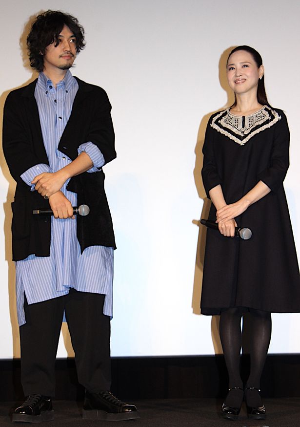 【写真を見る】松田聖子、胸元のレース刺繍がキュートなワンピース姿で登場！