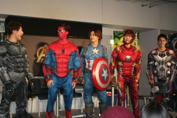 【写真を見る】超特急がアベンジャーズのコスプレで登場！