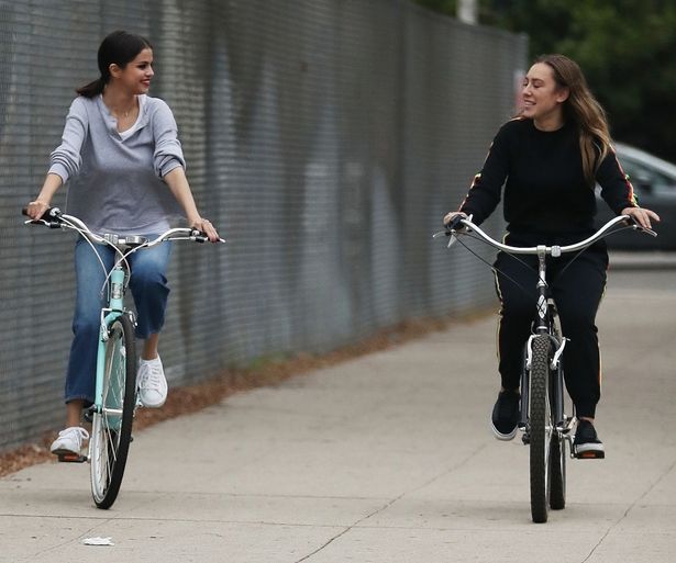 週末、友人とサイクリングに出かけたセレーナ