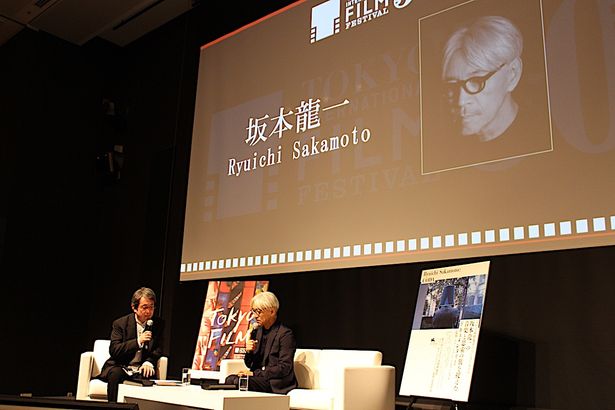 【写真を見る】坂本龍一、東京国際映画祭に登場！元気な姿を見せた