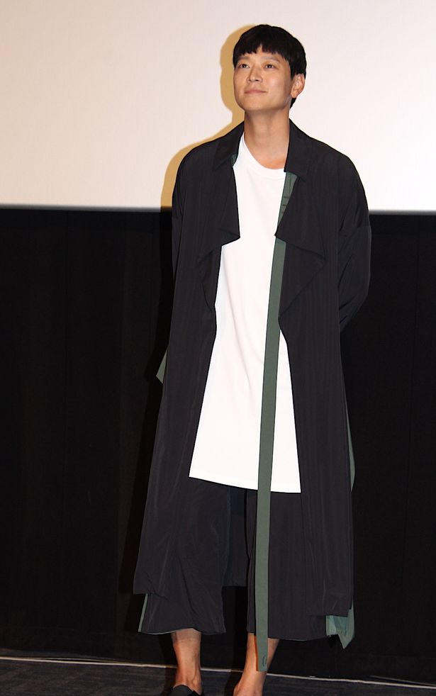 【写真を見る】イケメン俳優カン・ドンウォン、個性的なロングジャケットを羽織って登場！