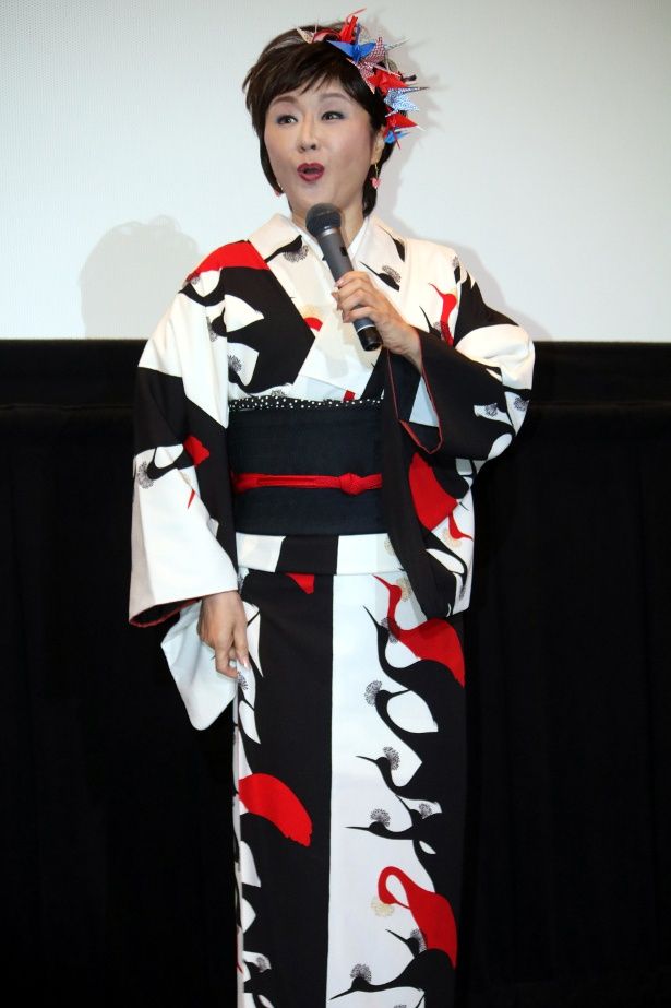 【写真を見る】小林幸子は鶴の着物で登壇
