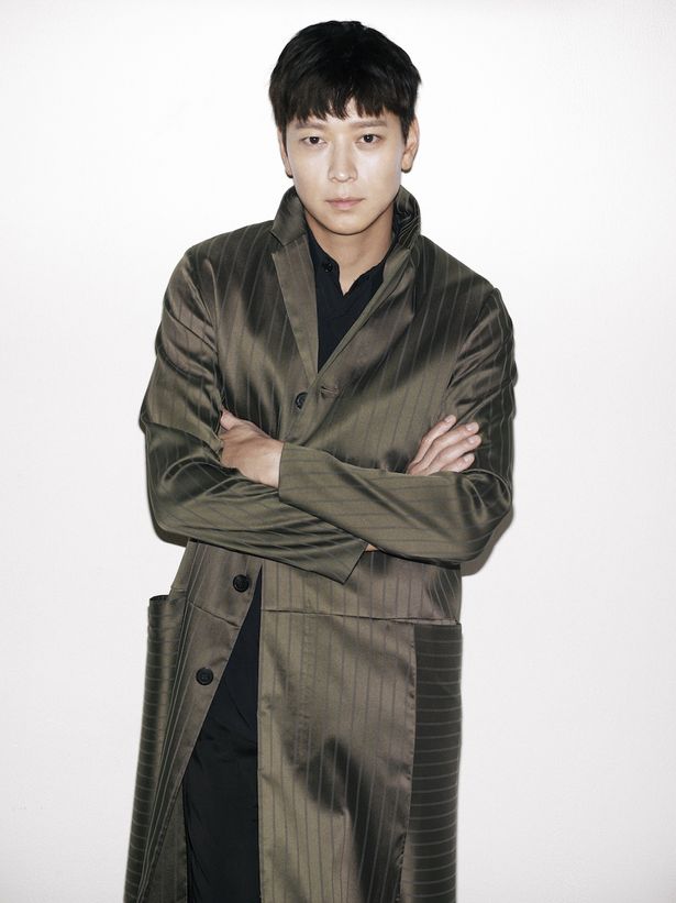 【写真を見る】イケメン俳優のカン・ドンウォン、クールなコート姿を披露