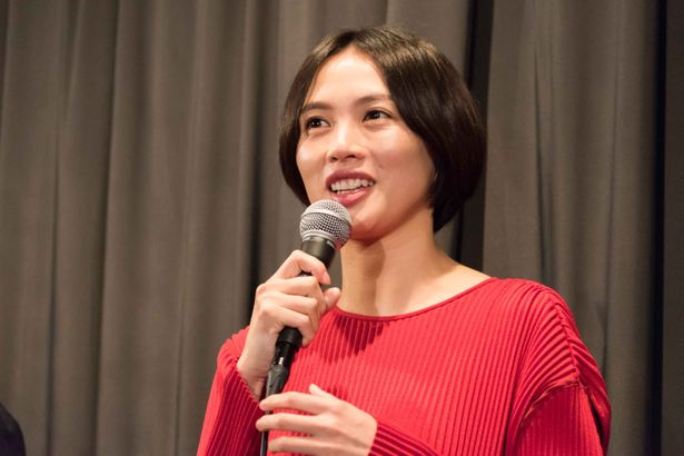 主演映画の初日に喜びの表情を見せる臼田あさ美