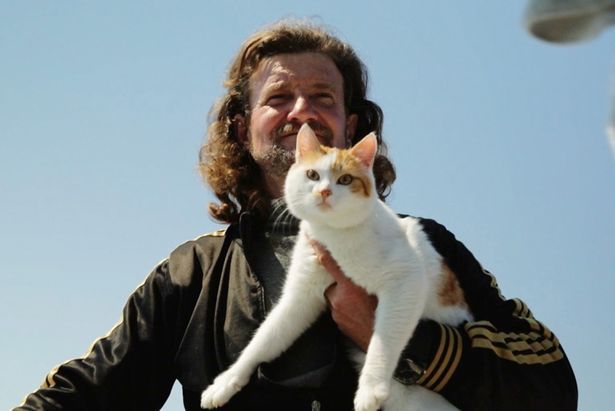 猫に人生のどん底から救われ、神様と思って恩返しをしている漁師