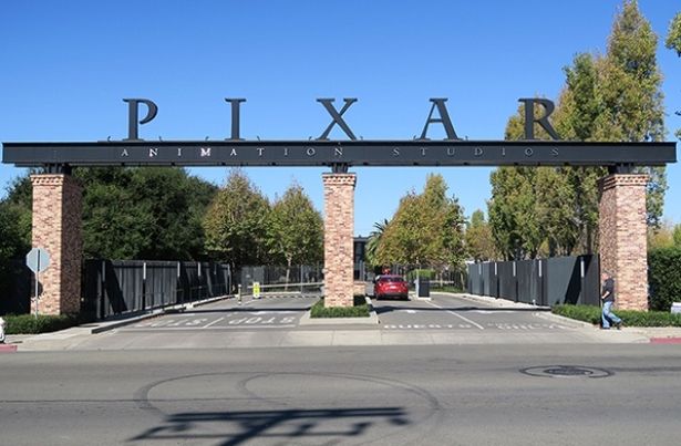カリフォルニア州の広大な敷地に建てられたピクサー・アニメーション・スタジオ。入口からオフィスまで並木道が続いている