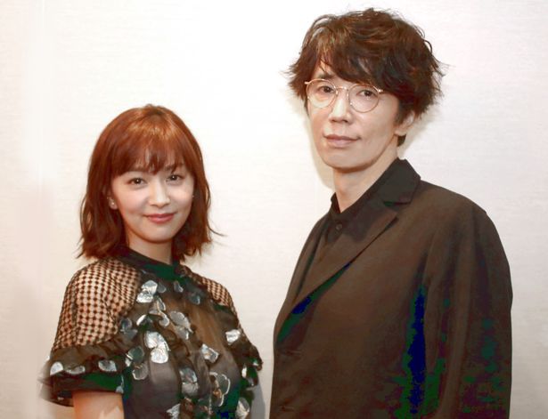 『泥棒役者』で共演したユースケ・サンタマリアと石橋杏奈