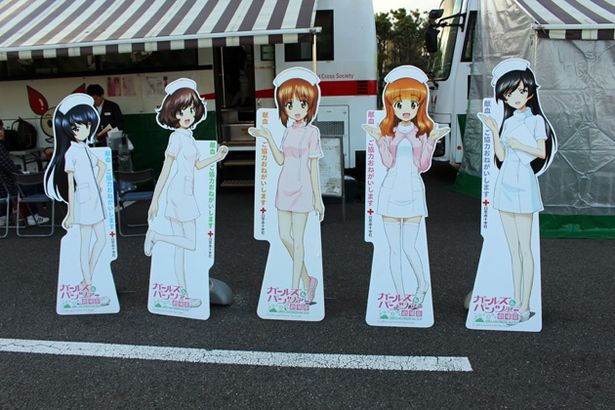 【写真を見る】日本赤十字社の献血バス前にも、あんこうチームの5人のキャラクターパネルが並ぶ
