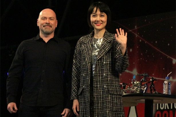 東京コミコンで来場者に笑顔で応えるデナイト監督と菊地凛子