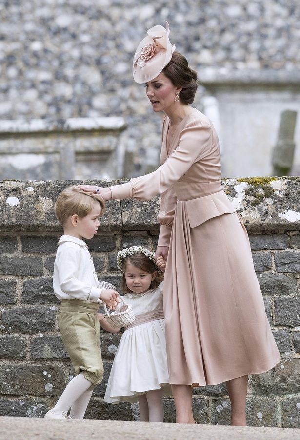 【写真を見る】ジョージ王子とシャーロット王女がお行儀よくいられるか、キャサリン妃もハラハラ？