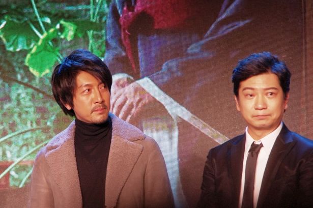 玄宗皇帝を演じたチャン・ルーイー(左)と、高力士役のティアン・ユー(右)