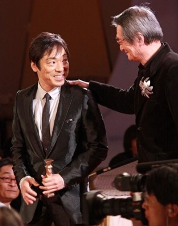 最優秀助演男優賞を尊敬する山崎努から受け取った香川照之