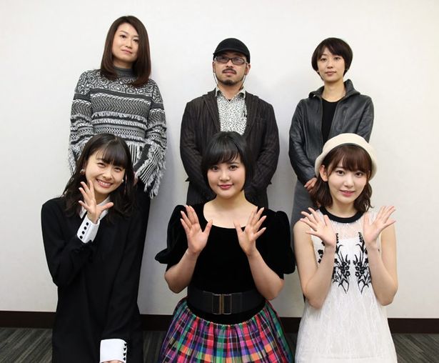後列の監督陣は左から池田千尋、清水崇、横浜聡子、前列は左から松岡はな、兒玉遥、宮脇咲良