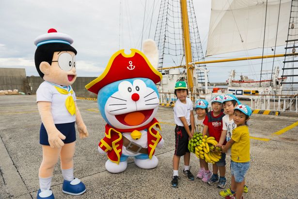 【写真を見る】のび太とドラえもんが宝島で見つけた宝物とは…？