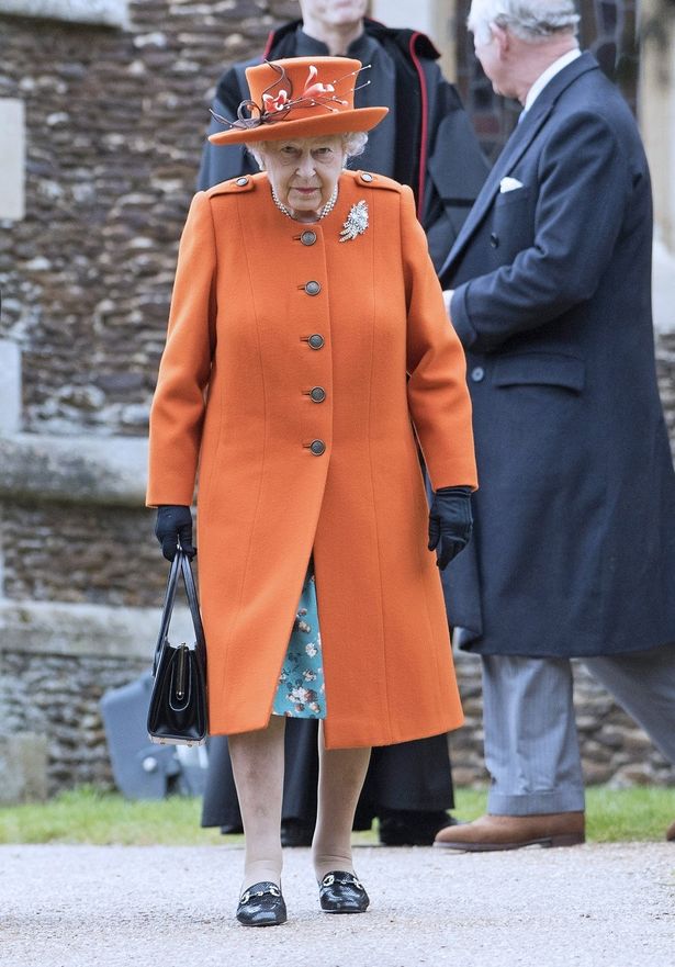 エリザベス女王はオレンジ色のコートで登場！