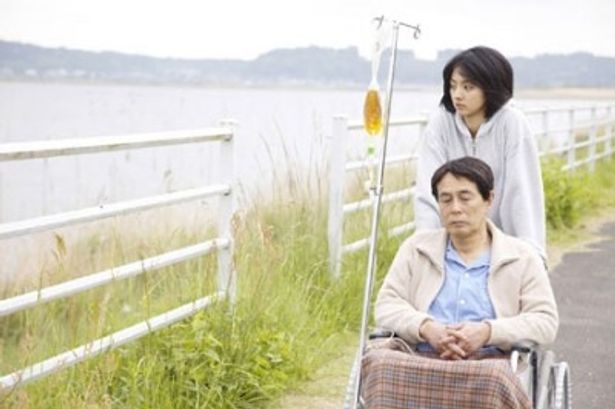 父親の乗った車椅子を押しながら、ぼんやり海を眺める佐和子
