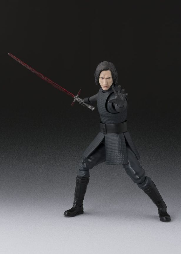 S.H.Figuarts カイロ・レン(THE LAST JEDI)は手首の差し替えでライトセーバーを持たせることも可能だ