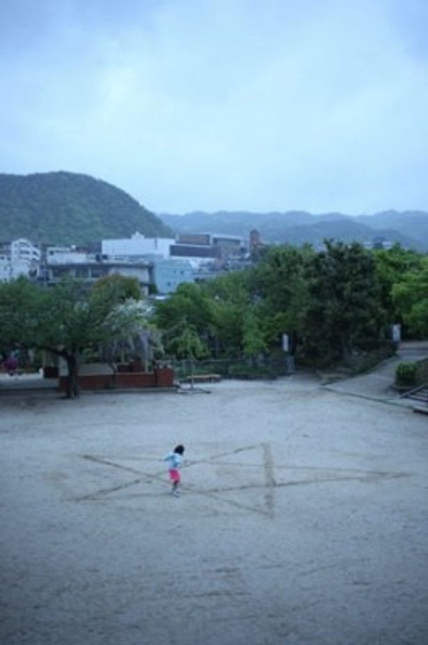 【写真】小学校の校庭で五芒星を描く少女。意味するものとは？