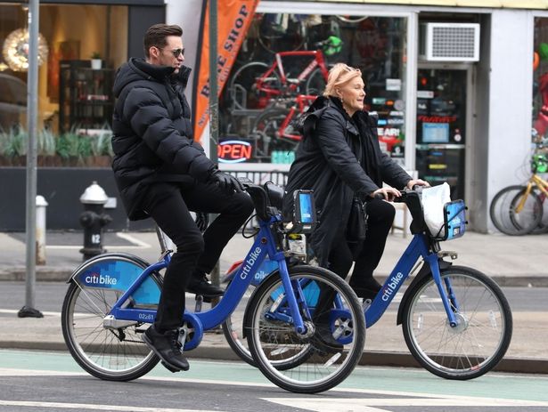 ニューヨークを自転車デートする2人