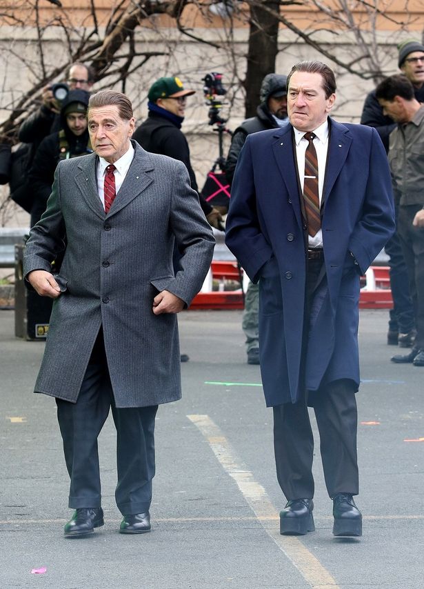 【写真を見る】新作『The Irishman(原題)』撮影現場で、デ・ニーロと並んで歩くアル・パチーノ