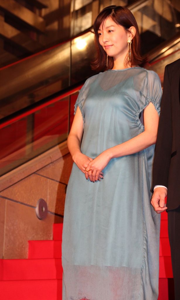 上品ブルーのドレスで登場した石橋杏奈