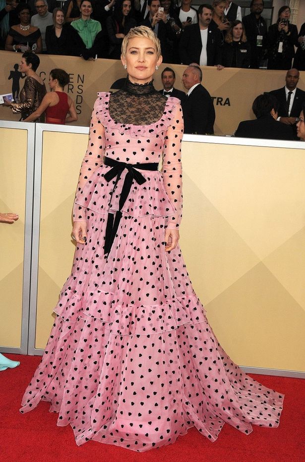 ケイト・ハドソン：ピンクのフリル満載に黒いハートマーク柄のヴァレンティノのお姫様ドレスはミスマッチとの評価