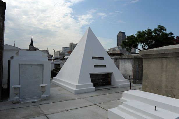 【写真を見る】これはスゴい！意外と本格的なピラミッド型のお墓はコチラ