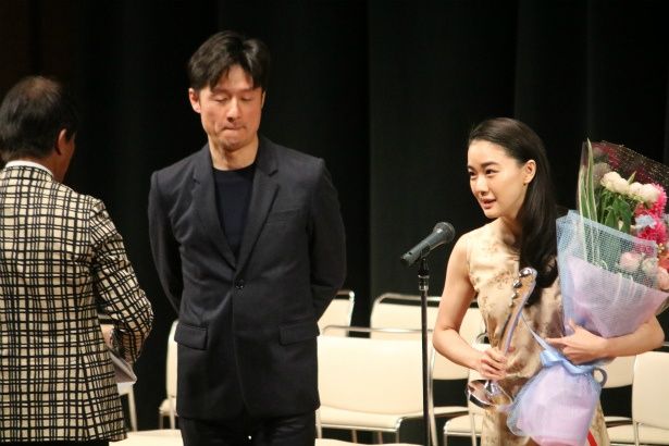 蒼井優は『彼女がその名を知らない鳥たち』で主演女優賞を受賞し、『フラガール』の李相日監督から花束をもらった
