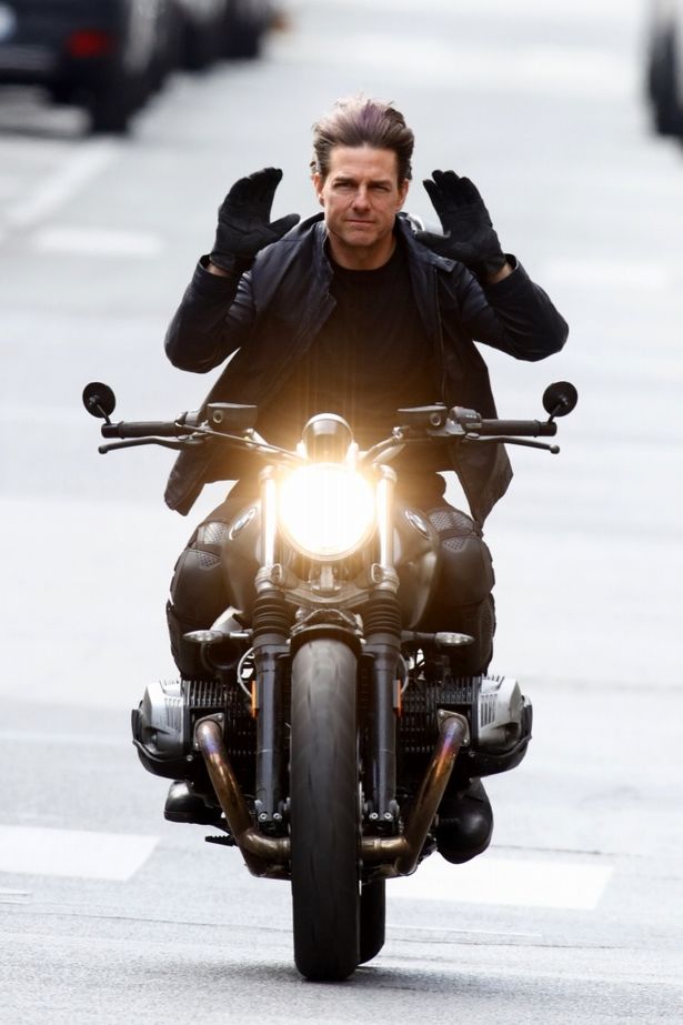 【写真を見る】仰天！『ミッション：インポッシブル/フォールアウト』撮影現場にて、手放しでバイクを運転するトム・クルーズ