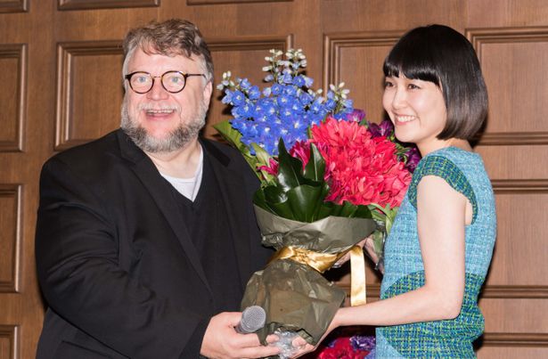 【写真を見る】菊地凛子から花束を贈られて大喜びのデル・トロ監督