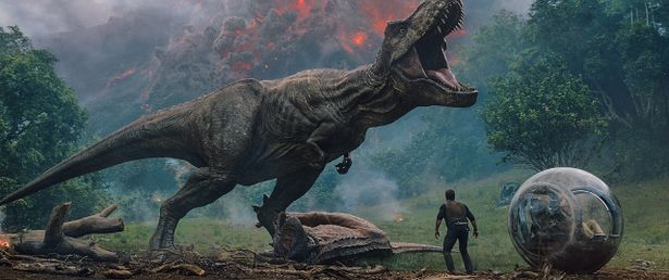 【写真を見る】過去最多の恐竜たちの群れから生き残れるか!?『ジュラシック・ワールド/炎の王国』特別映像もコチラからチェック
