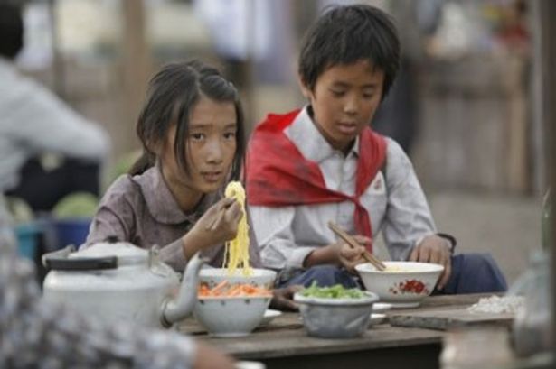 飢餓と栄養失調に直面する子供たちはどんどんやせ細っていく