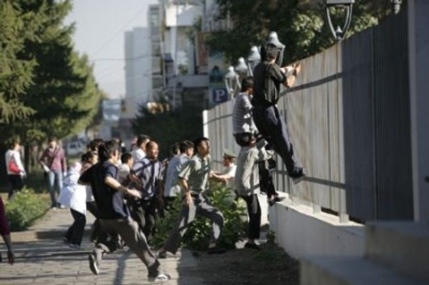 大使館の塀を乗り越える脱北者たち。実際の事件を思い起こさせる