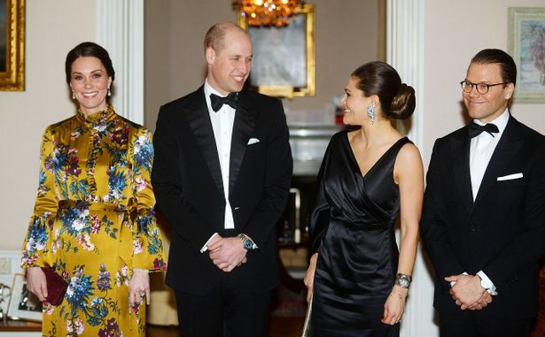 【写真を見る】ゴールド地を取り入れたドレスで魅了！ウィリアム王子とキャサリン妃の1日をタップリお届け