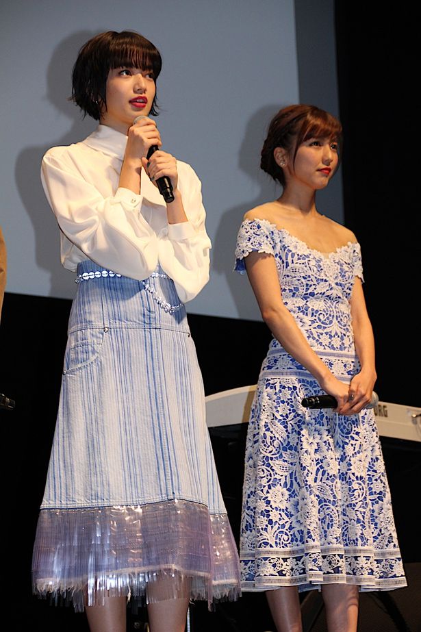 小松菜奈＆真野恵里菜、さわやかブルーのドレスで春夏を先取り！